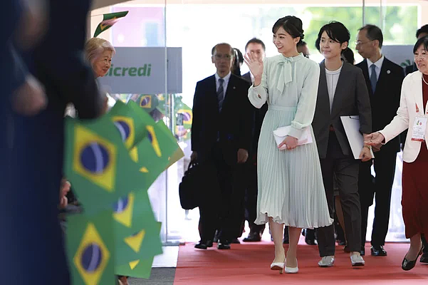 日本最美公主被废柴太子弟害惨？出访国外连飞10天只敢坐经济舱，网友：为了挽回家族口碑付出太多（组图） - 6