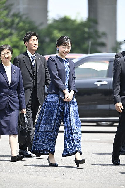 日本最美公主被废柴太子弟害惨？出访国外连飞10天只敢坐经济舱，网友：为了挽回家族口碑付出太多（组图） - 4