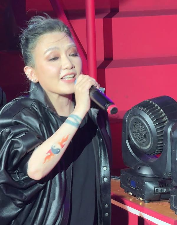 47岁范晓萱露面，胖了一圈，演唱《我要我们在一起》缅怀大S（组图） - 1