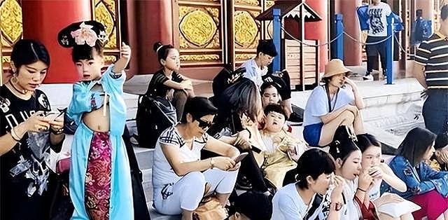 横店“20万群演”现状：懒汉的乐园，光棍的世界，“疯子”的天堂（组图） - 1