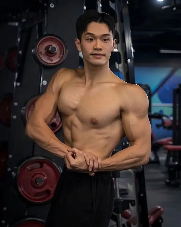 【帅哥】22岁台湾健身模特，炸裂南瓜肩拉丝胸大肌，这肉体谁扛得住（组图） - 24