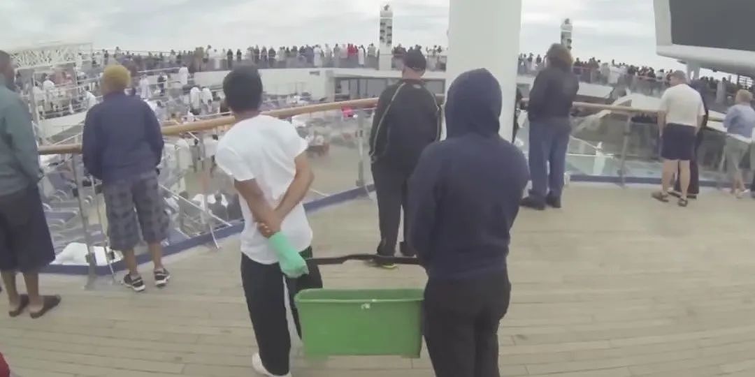 邮轮海上起火停电,厕所全炸!4000人被迫体验“屎尿地狱”(组图) - 17
