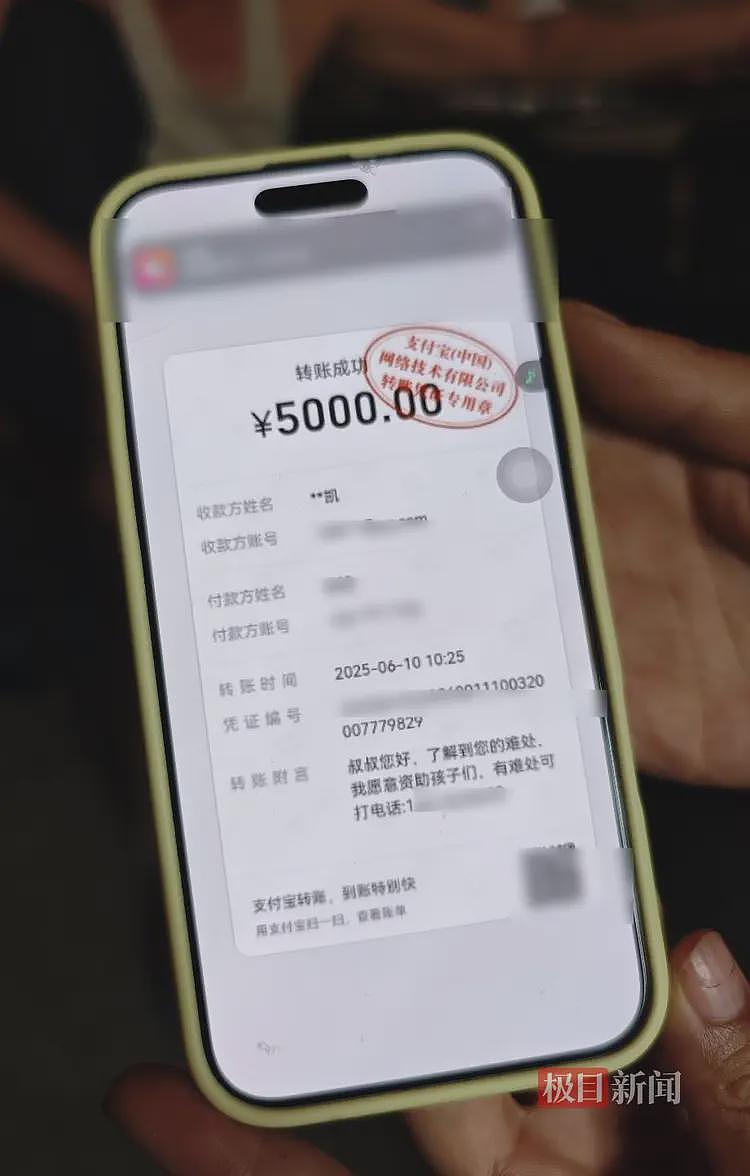 考场外跪谢爷爷的双胞胎兄弟高考成绩出炉,均超山东一段线,爷爷:孩子正选择院校,后续将申请助学贷款(组图) - 3