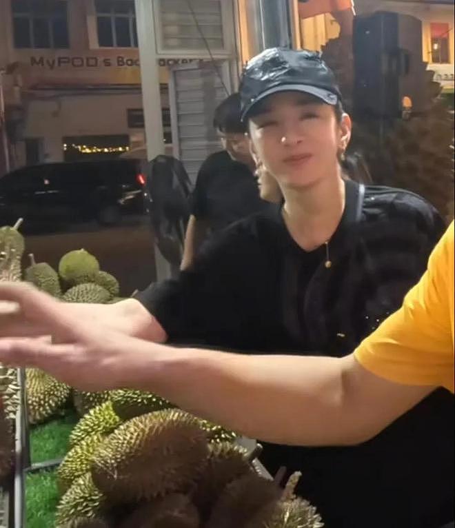 黄奕母女在马来西亚吃榴莲自助,12岁黄芊玲个子很高,但颜值一般(组图) - 2