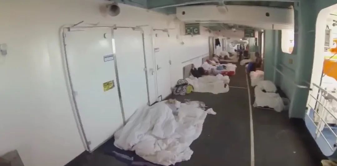 邮轮海上起火停电,厕所全炸!4000人被迫体验“屎尿地狱”(组图) - 13