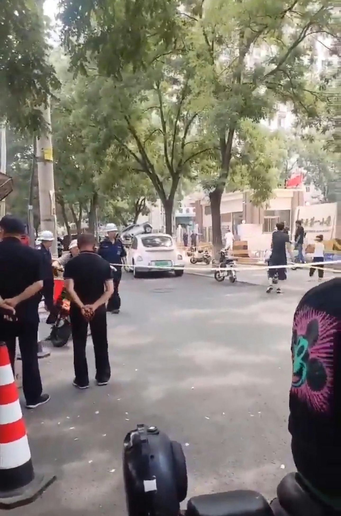 北京35岁男驾车撞人多名学童倒地恐怖画面曝！官方：驾驶操作不当伤者已送医（视频/组图） - 5