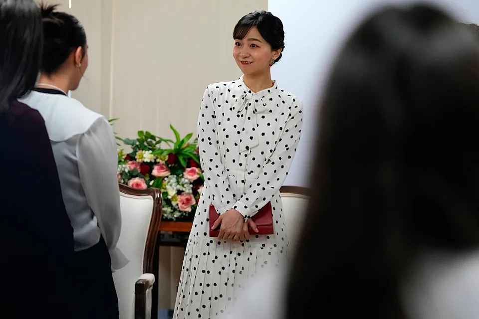 日本最美公主被废柴太子弟害惨？出访国外连飞10天只敢坐经济舱，网友：为了挽回家族口碑付出太多（组图） - 2