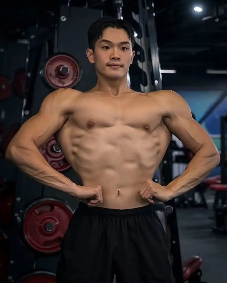 【帅哥】22岁台湾健身模特，炸裂南瓜肩拉丝胸大肌，这肉体谁扛得住（组图） - 7