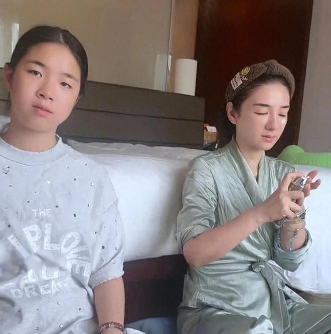 黄奕母女在马来西亚吃榴莲自助,12岁黄芊玲个子很高,但颜值一般(组图) - 1