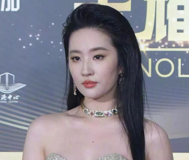 刘亦菲怼脸拍瘦了！白玉兰奖提名晚宴上神态自信（组图） - 5