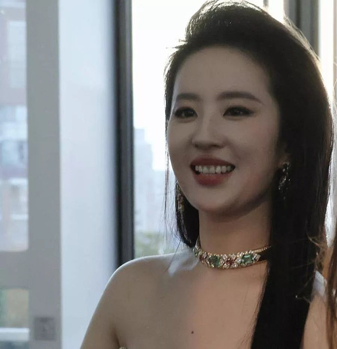 刘亦菲怼脸拍瘦了！白玉兰奖提名晚宴上神态自信（组图） - 1