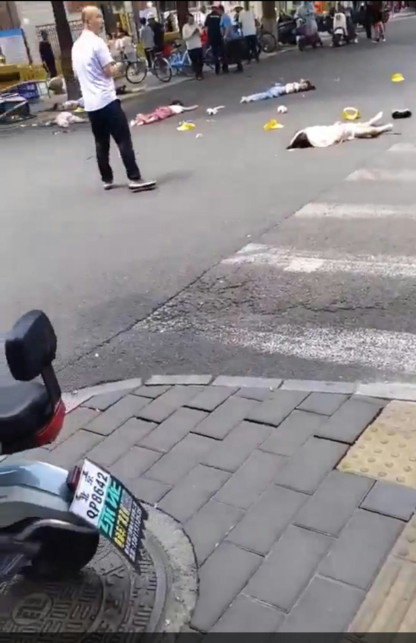 北京35岁男驾车撞人多名学童倒地恐怖画面曝！官方：驾驶操作不当伤者已送医（视频/组图） - 4