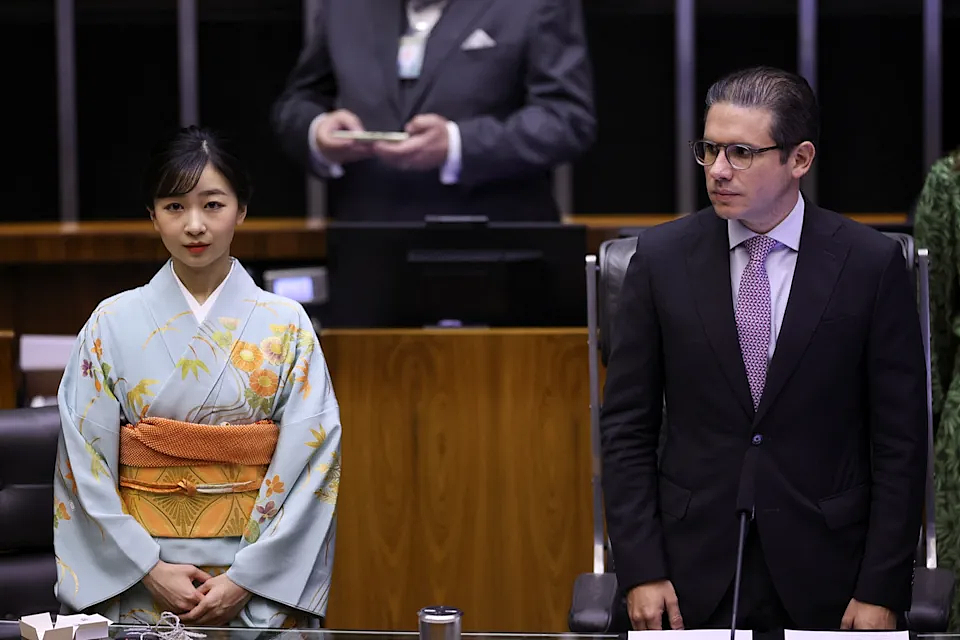 日本最美公主被废柴太子弟害惨？出访国外连飞10天只敢坐经济舱，网友：为了挽回家族口碑付出太多（组图） - 3