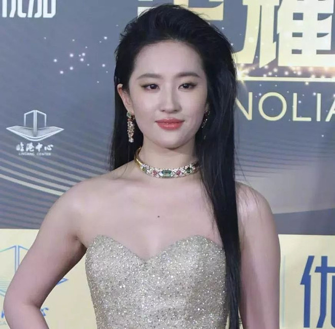 刘亦菲怼脸拍瘦了！白玉兰奖提名晚宴上神态自信（组图） - 7