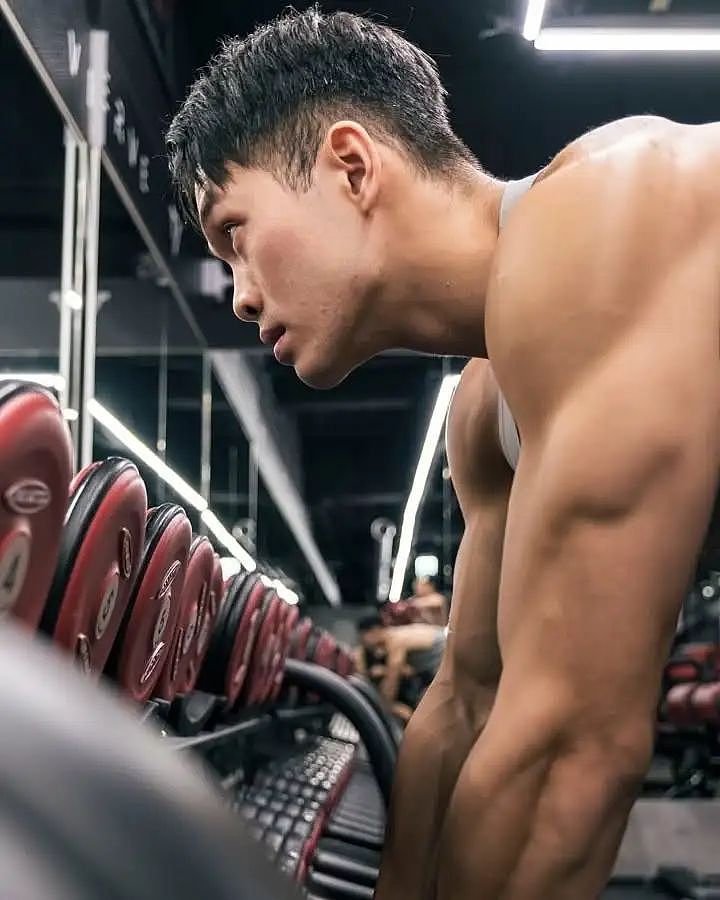 【帅哥】22岁台湾健身模特，炸裂南瓜肩拉丝胸大肌，这肉体谁扛得住（组图） - 25