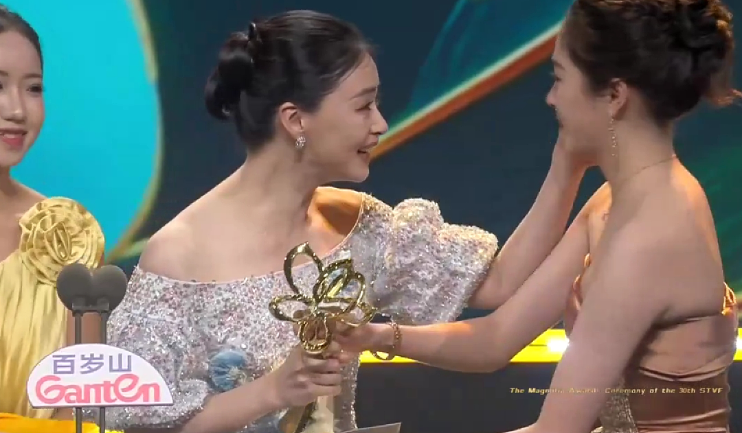 宋佳夺白玉兰“视后”的瞬间,女演员间的微表情展现出一张人情网(组图) - 15