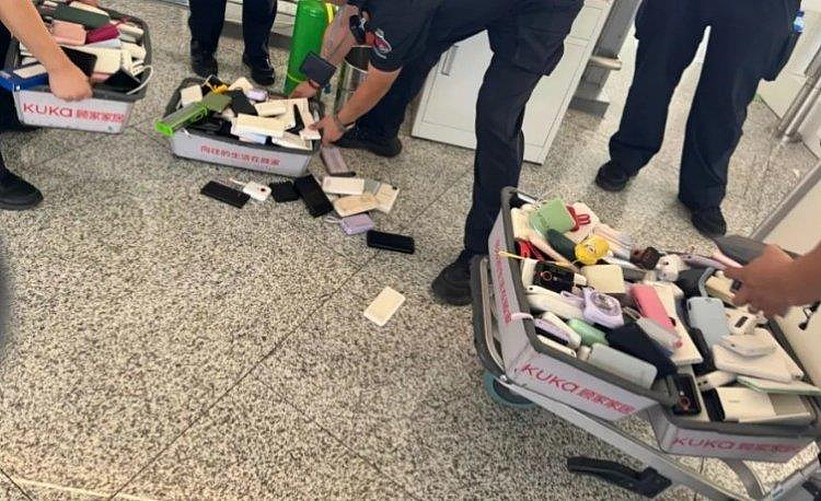成筐充电宝在中国机场被拦，乘客当场崩溃（组图） - 2