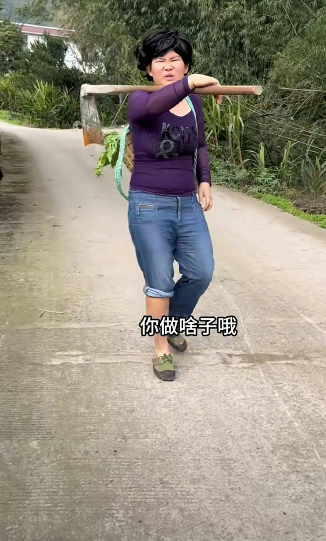 搞笑网红小四爷突被警方带走登热搜，知情人：她诱骗8人去缅甸（组图） - 4