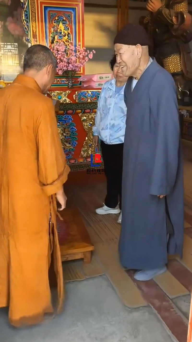 区区一袋米就想许愿? 五台山寺庙僧人赶香客引发全网愤怒,评论区炸锅(视频/组图) - 2