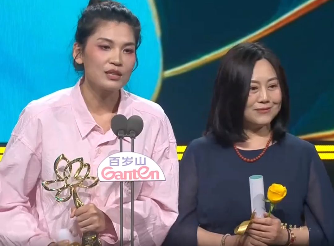 宋佳夺白玉兰“视后”的瞬间,女演员间的微表情展现出一张人情网(组图) - 6