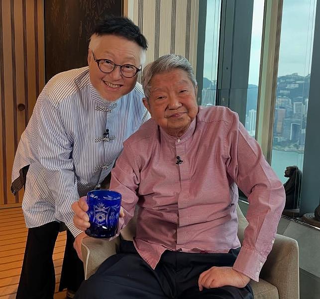 蔡澜最后露面照曝光:脸部和脚已经浮肿,在公寓里和朋友见面(组图) - 2