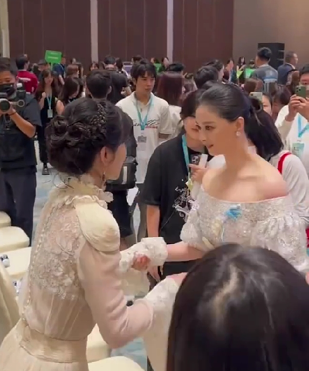 宋佳夺白玉兰“视后”的瞬间,女演员间的微表情展现出一张人情网(组图) - 14