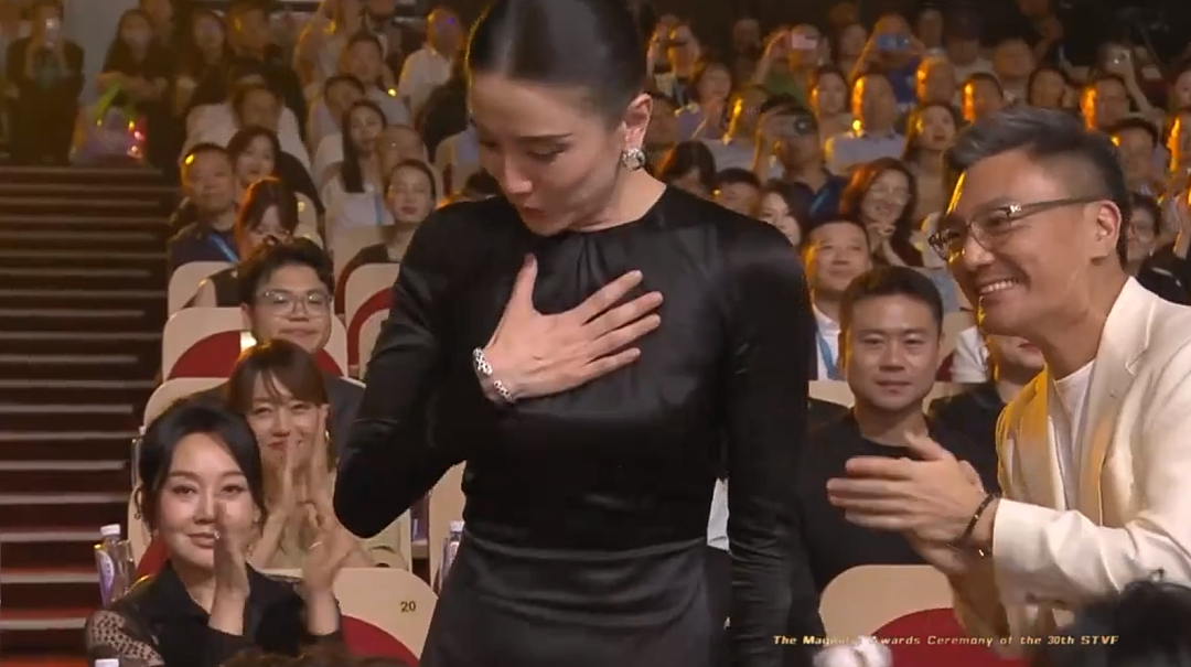 宋佳夺白玉兰“视后”的瞬间,女演员间的微表情展现出一张人情网(组图) - 26