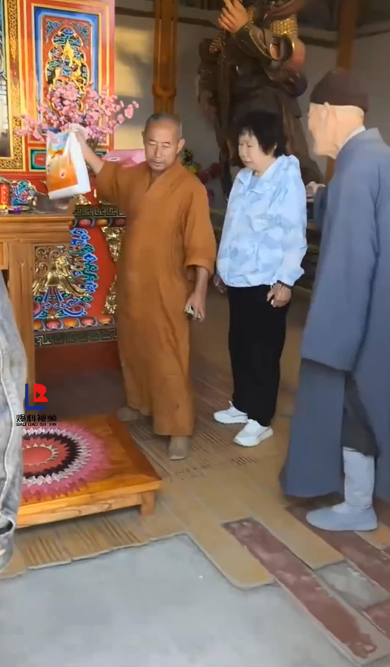 区区一袋米就想许愿？ 五台山寺庙僧人赶香客引发全网愤怒，评论区炸锅（视频/组图） - 1