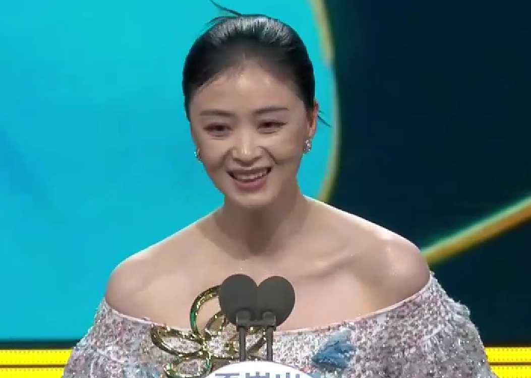 宋佳夺白玉兰“视后”的瞬间,女演员间的微表情展现出一张人情网(组图) - 11