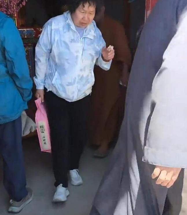 区区一袋米就想许愿? 五台山寺庙僧人赶香客引发全网愤怒,评论区炸锅(视频/组图) - 6