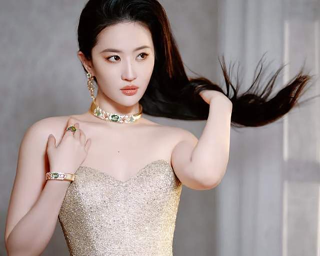 刘亦菲缺席白玉兰惹争议，被曝得知不会获奖后离开，被批格局太小（组图） - 8