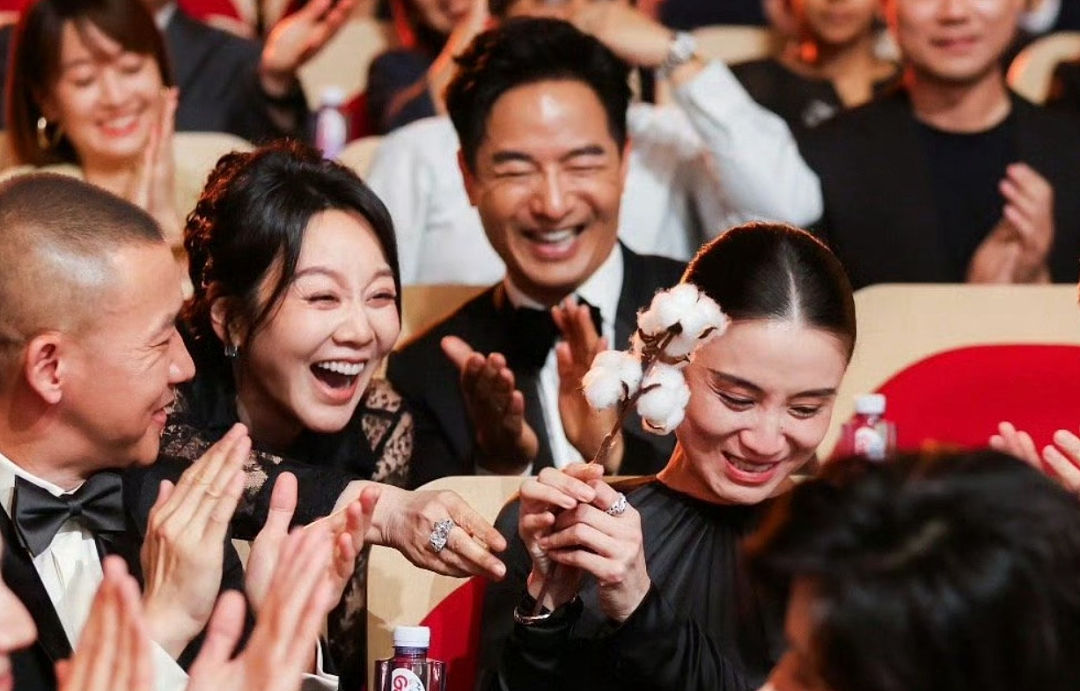 宋佳夺白玉兰“视后”的瞬间,女演员间的微表情展现出一张人情网(组图) - 25