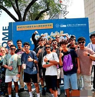 太离谱!一群非洲留学生毕业后赖在宿舍不走,学校断电换锁都无效(组图) - 15