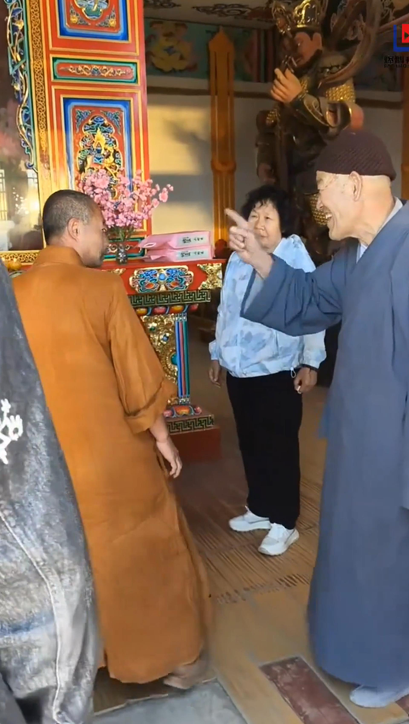 区区一袋米就想许愿? 五台山寺庙僧人赶香客引发全网愤怒,评论区炸锅(视频/组图) - 3