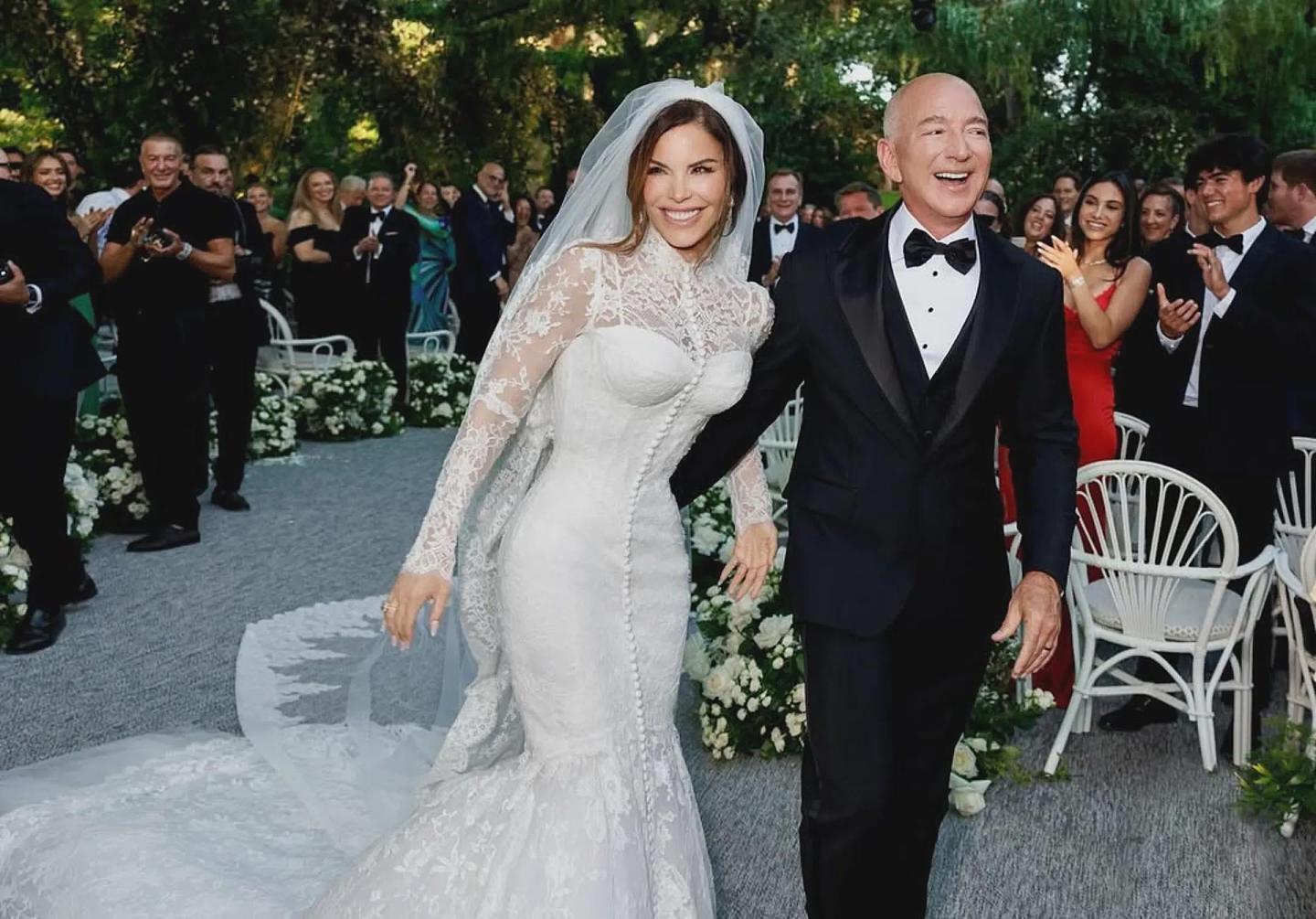 贝佐斯真的结婚了！辣妻首晒婚纱照，改名“贝佐斯夫人”宣示身分（组图） - 1