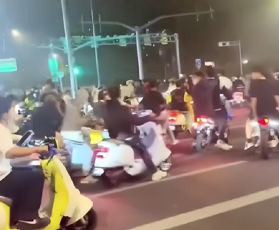 山东“23名黄毛砸车打人被抓”事件,其实挺悲哀的…(组图) - 2