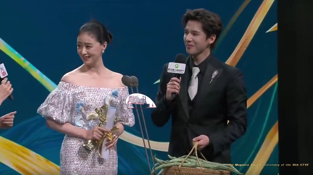 宋佳夺白玉兰“视后”的瞬间,女演员间的微表情展现出一张人情网(组图) - 13