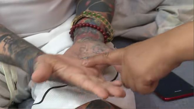 68岁大爷满身纹身！高铁飞机坐不了，亲友躲着走：你是个老妖怪（组图） - 4