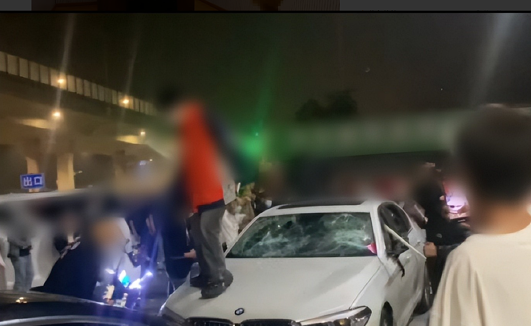 山东“23名黄毛砸车打人被抓”事件,其实挺悲哀的…(组图) - 3
