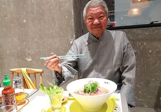 蔡澜生命最后细节曝光:抽烟喝酒散尽亿万家产,留给世界的仅剩一块茶饼(组图) - 3