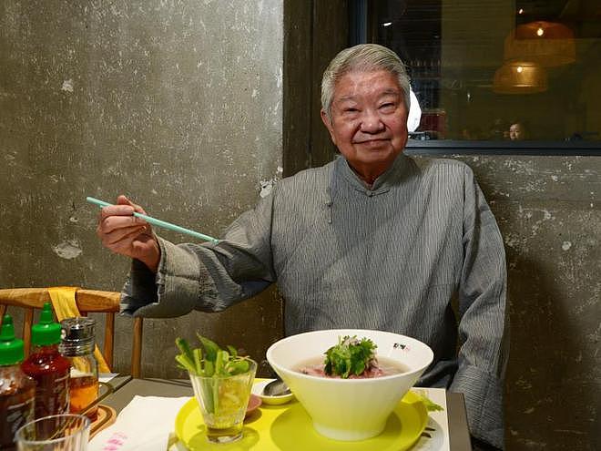 蔡澜最后露面照曝光:脸部和脚已经浮肿,在公寓里和朋友见面(组图) - 6