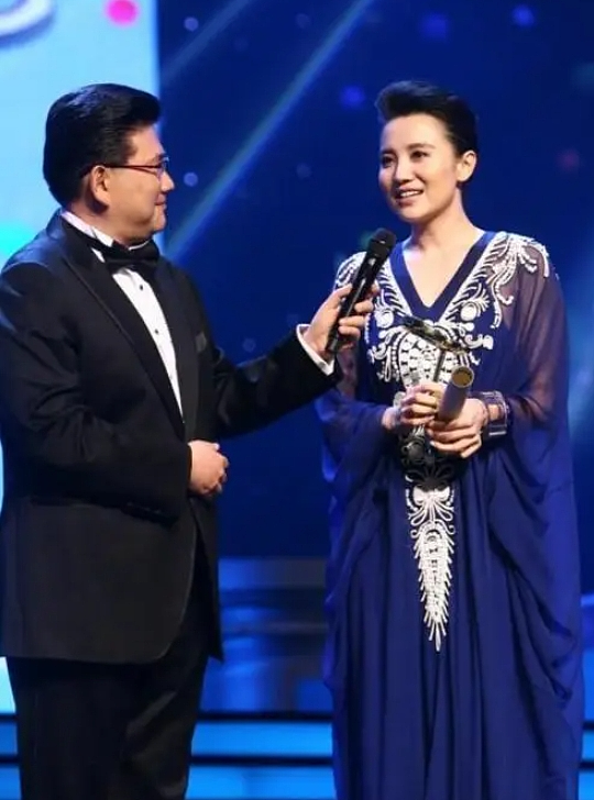 宋佳夺白玉兰“视后”的瞬间,女演员间的微表情展现出一张人情网(组图) - 23