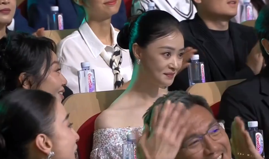 宋佳夺白玉兰“视后”的瞬间,女演员间的微表情展现出一张人情网(组图) - 12