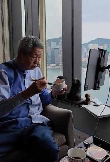 蔡澜最后露面照曝光:脸部和脚已经浮肿,在公寓里和朋友见面(组图) - 4