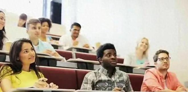 太离谱!一群非洲留学生毕业后赖在宿舍不走,学校断电换锁都无效(组图) - 5