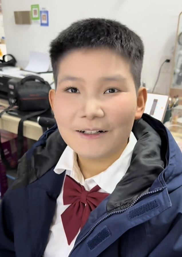 搞笑网红小四爷突被警方带走登热搜，知情人：她诱骗8人去缅甸（组图） - 1