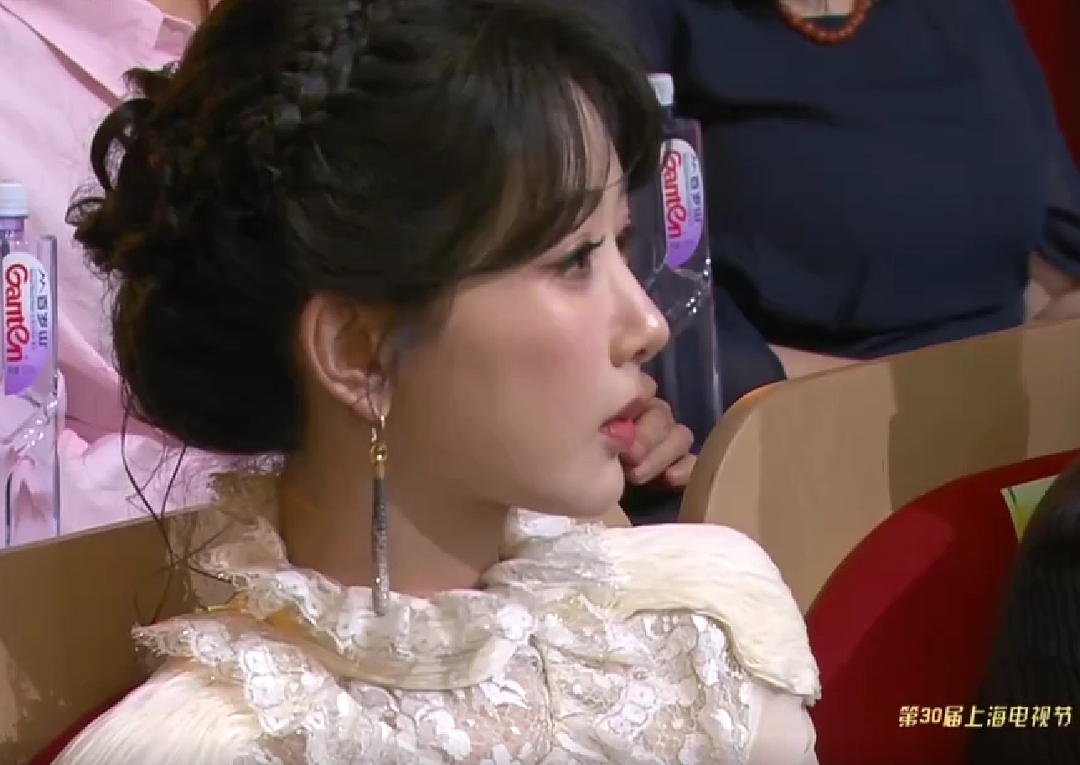 宋佳夺白玉兰“视后”的瞬间,女演员间的微表情展现出一张人情网(组图) - 9