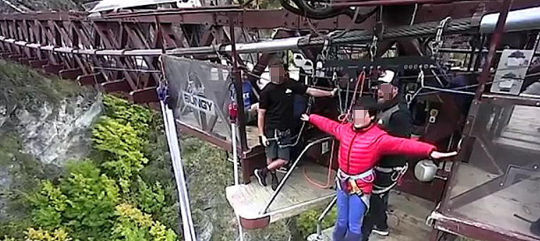 笑死！中国大妈国外蹦极，英文太差把Jump听成“加油”！与教练对吼视频火了...（组图） - 3