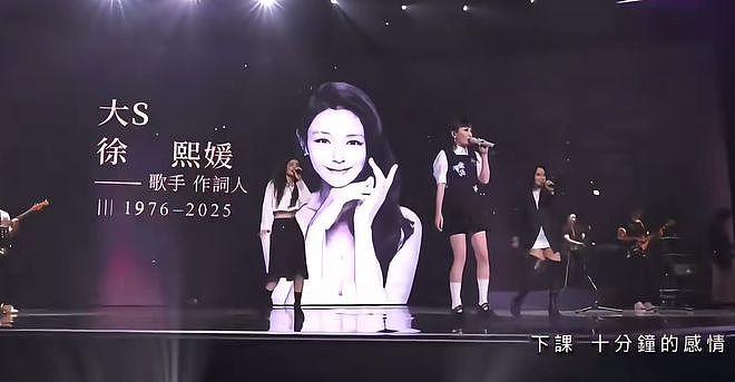 网友分享跟小S合影，笑容灿烂举杯庆祝女儿画展，评论区直接翻车（组图） - 18