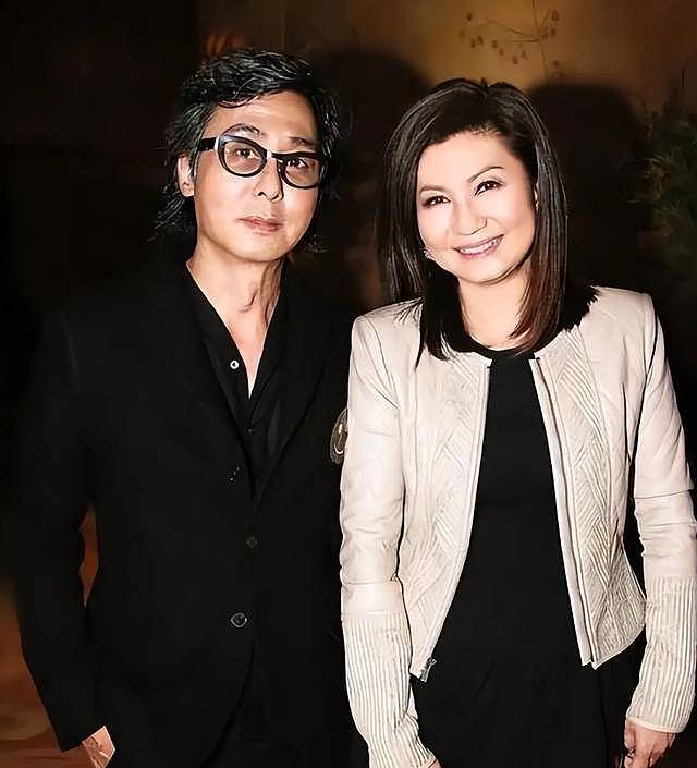TVB高层乐易玲街头合照曝光,65岁低胸装惊艳网友,冻龄引热议(组图) - 4
